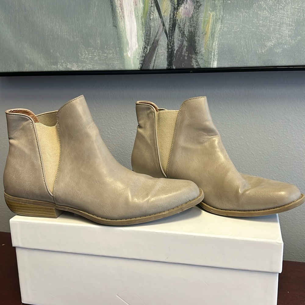 Rampage booties in grey beige colour